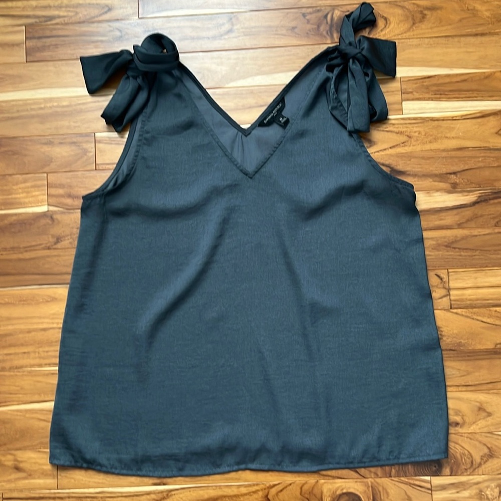 Banana Republic grey sleeveless blouse M
